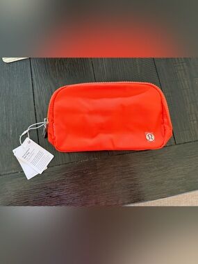lululemon everywhere belt bag 1l manifesto print NWTLULULEMONEVERYWHERE BELT BAG 1LBLACK W/ SILVERMANIFESTO PRINT